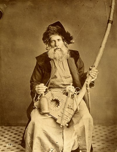 Lübnanlı tarakçı, mesleğinin araçlarını elinde tutuyor by Félix Bonfils
