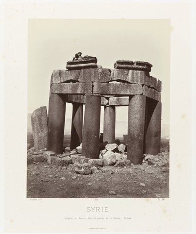 Man op, qubba van Douris, nabij Baalbek Suriye. Douris Kubbesi, Bekàa ovasında - Balbek (nesne üzerindeki başlık) Antik Mimari: Mısır, Yunanistan, Küçük Asya: Fotoğraf Albümü (seri başlığı) by Félix Bonfils
