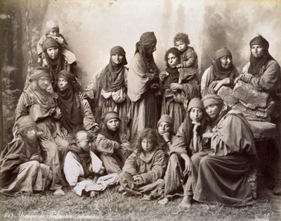 Mütevazı etnik elbiseli bir grup Suriyeli bedevinin portresi by Félix Bonfils