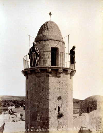İki müezzin minarenin tepesinden mü