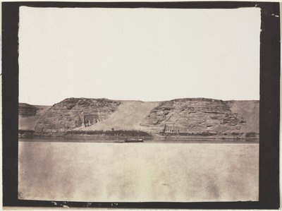 Fotoğrafçılar Dahabieh ile Ana Kayaya Oyulmuş Anıtların Genel Görünümü. Ebu Simbel, 1851-1852. by Félix Teynard