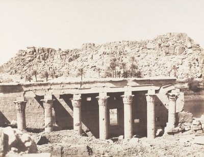 Fileh Philæ Adası, Batı Colonnade - L Noktasından Görülen Harabeler, 1851-52, 1853-54 basılmış. by Félix Teynard