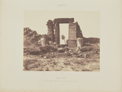 Karnak (Teb). Birinci Pilon - E Noktasından görülen Kapı ve Colossi kalıntıları by Félix Teynard