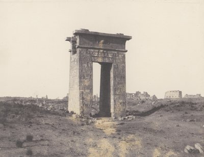 Karnak Thebes, X Noktasından Görülen Büyük Kuzey Kapısı, 1851-52, 1853-54 basılmış. by Félix Teynard