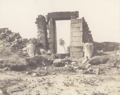 Karnak Thebes, Birinci Pilon - Kapı ve Colossi Harabeleri, ..., 1851-52, 1853-54 basılmış. by Félix Teynard