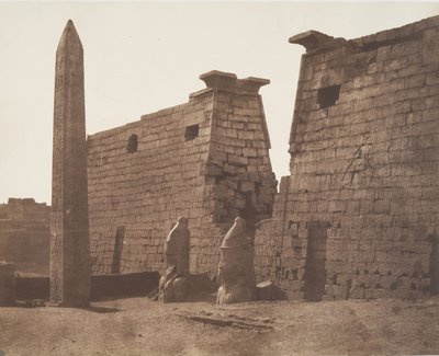 Luksor Thebes, Önceki İnşaat - Colossi Pilon ve Dikilitaş, 1851-52. by Félix Teynard