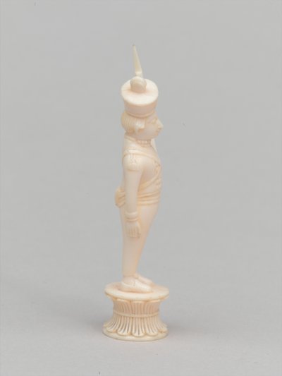 Beyaz piyon, satranç taşı, Hindistan, 1820 dolaylarında by Flora Macdonald Reid