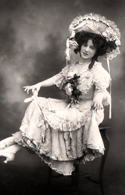 Fanny Dango 1878-1972, şarkıcı ve dansçı, 20. yüzyılın başlarında. by Foulsham and Banfield