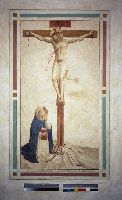Aziz Dominic ile çarmıha germe. Haç üzerinde ""INRI"" yazısı. Guido di Pietro tarafından fresk by Fra Angelico