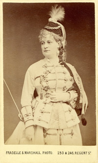 1867 Londra yapımında (Covent Garden) rol oynayan Emily Soldene ile Offenbach'ın 'La Grande-Duchesse de Gérolstein' (opéra-bouffe) by Fradelle & Marshall