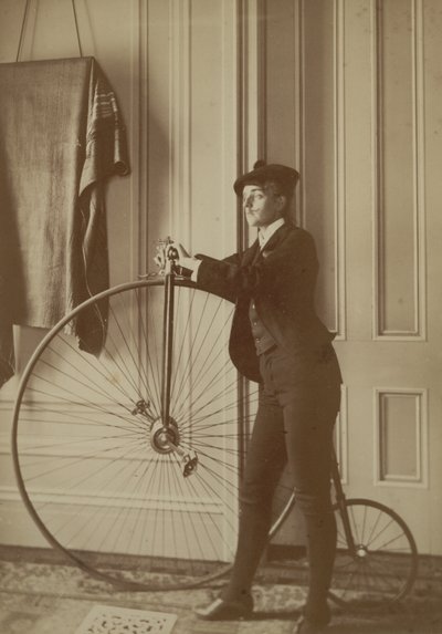 Penny Farthing Bisikletiyle evin içi, 1890 dolayları (sepya fotoğraf) by Frances Benjamin Johnston