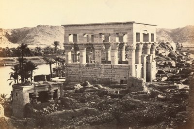 "Mısır ve Filistin": Philae anıtsal kompleksindeki Trajan pavyonu, Agilkia Adası, Assuan, Mısır çevresi by Francis Frith