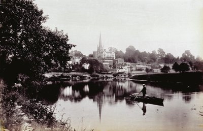 Nehrin bir kıyısından görülen Ross-On-Wye kasabası. Ön planda bir sıra teknede duran bir adam by Francis Frith