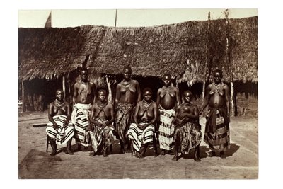 King George's Wives, Opobo, Calabar yakınlarında, Nijerya, 1870 dolayları (albüm baskısı) by Francis W. Joaque
