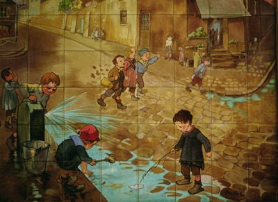 Sokakta oynayan çocukları gösteren çiniler (sırlı seramik) by Francisque Poulbot