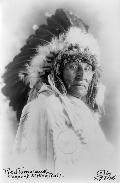 Red Tomahawk, Oturan Boğa avcısı, 1890-1910 dolayları (s/b fotoğraf) by Frank Bennett Fiske