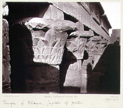 Portiko Başkentleri, Khnum Tapınağı, Esna (b&w fotoğraf) by Frank Mason Good