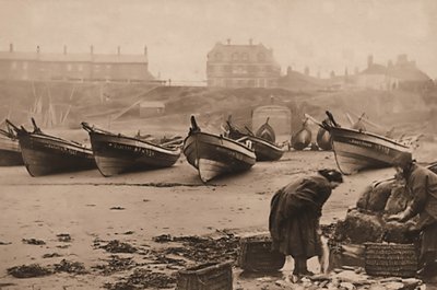 Balıkçı teknelerinden sepetlere balık yükleyen kadınlar, Whitby Harbour by Frank Meadow Sutcliffe