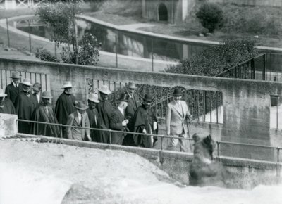 Sir Peter Chalmers Mitchell, Etiyopyalı Naip Haile Selassie ve maiyeti ile Mappin Teraslarında Boz Ayıyı seyrederken, Londra Hayvanat Bahçesi, 1924 by Frederick William Bond