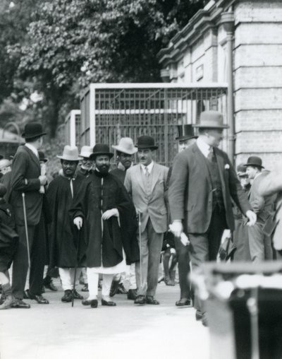 Sir Peter Chalmers Mitchell, Etiyopya Regent Haile Selassie ve maiyeti ile birlikte, Londra Hayvanat Bahçesi, 1924 by Frederick William Bond