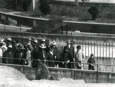 Sir Peter Chalmers Mitchell, Etiyopyalı Naip Haile Selassie ve maiyeti ile Mappin Teraslarında Boz Ayıyı seyrederken, Londra Hayvanat Bahçesi, 1924 by Frederick William Bond