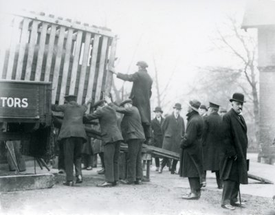 Yeni gelen Hint Gergedanının boşaltılması, Londra Hayvanat Bahçesi by Frederick William Bond