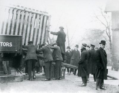 Yeni gelen Hint Gergedanının boşaltılması, Londra Hayvanat Bahçesi, 1924 by Frederick William Bond