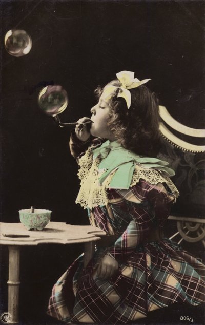 Küçük bir kız bir borudan baloncuklar üfler (renkli fotoğraf) by French Photographer