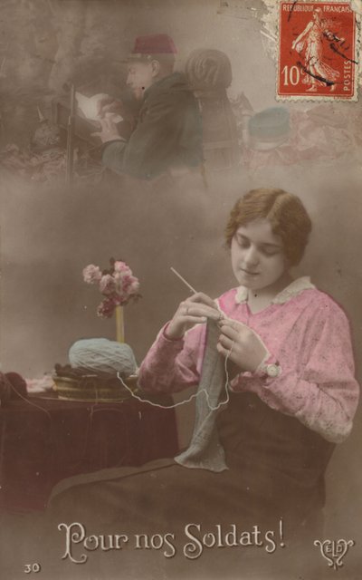 Genç bir kadın eve mektup yazan askerini düşünerek örgü örüyor (renkli fotoğraf) by French Photographer