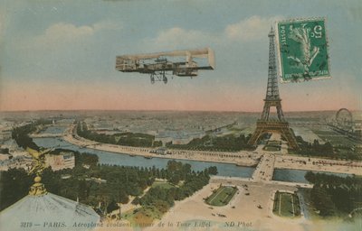 Paris, Fransa'da Eyfel Kulesi'nin etrafında dönen uçak. 1913 yılında gönderilen kartpostal. by French Photographer