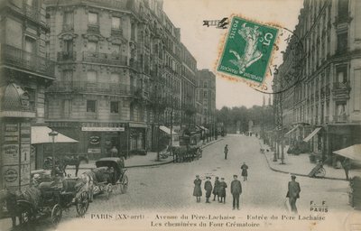 Paris, Fransa'nın 20. bölgesinde Avenue du Pere-Lachaise. Pere Lachaise mezarlığına giriş ve krematoryum bacaları ile sokak manzarası. 1913 yılında gönderilen kartpostal. by French Photographer