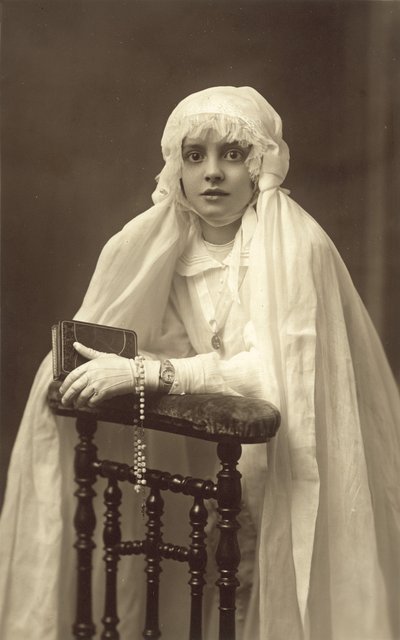 İlk Cemaati için giyinmiş güzel genç kız (s/b fotoğraf) by French Photographer