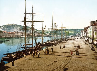Arka planda eski kale ile Cherbourg
