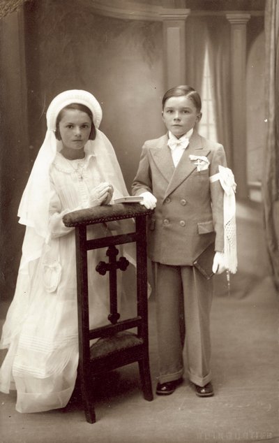 Erkek ve kız ilk komünyonlarında by French Photographer