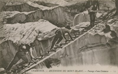 Chamonix - Mont Blanc'ın yükselişi. Bir yarıktan geçen dağcılar. 1913 yılında gönderilen kartpostal. by French Photographer