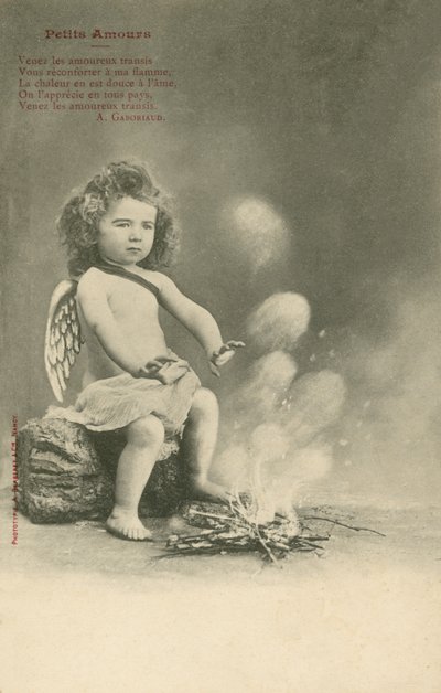 Ateşin yanında oturan Kerub (s/b fotoğraf) by French Photographer