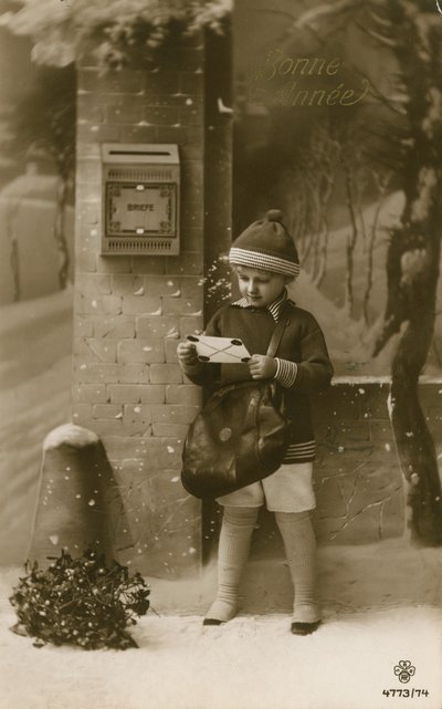 Çocuk mektup göndermek üzere by French Photographer