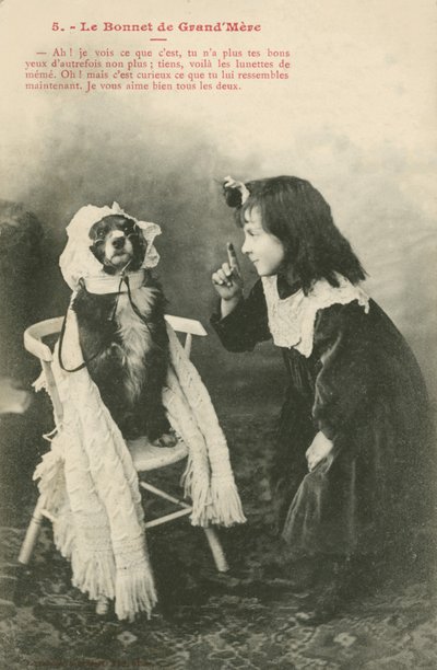Köpeğine bone giydiren çocuk (s/b fotoğraf) by French Photographer