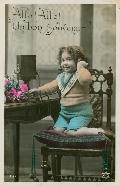 Telefon kullanan çocuk by French Photographer
