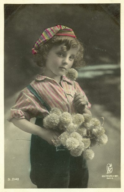 Bir demet çiçek olan çocuk by French Photographer