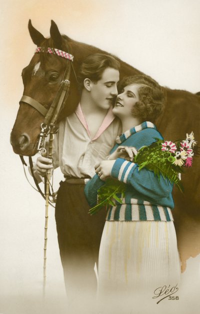 Kahverengi atın yanında duran öpüşmek üzere olan çift (renkli fotoğraf) by French Photographer