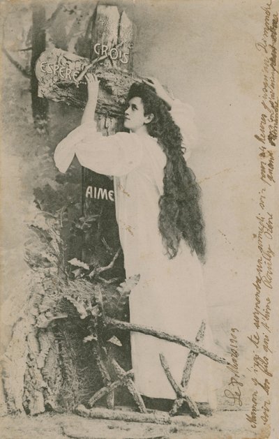 Crois Espere Aime (Umut Aşka İnan). 1913 yılında gönderilen kartpostal. Sağ kenardaki el yazısı, aile üyeleri arasındaki kişisel mesajdır. by French Photographer