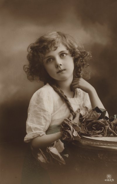 Güllü şirin kız by French Photographer