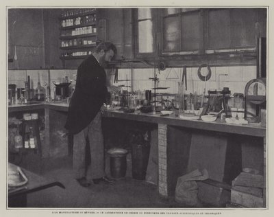 Fransa Sevres porselen fabrikası kimya laboratuvarında Bilimsel ve Teknik İşler Direktörü (s/b fotoğraf) by French Photographer