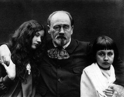 Emile Zola (1840-1902), yazar ve Fransız gazeteci, çocukları Denise ve Jacques ile Verneuil-sur-Seine (Yvelines