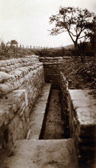 Birinci Dünya Savaşı (1914-1918): “Lemberg hendeği” siper modelinin görünümü, Hautebraye (Oise) by French Photographer