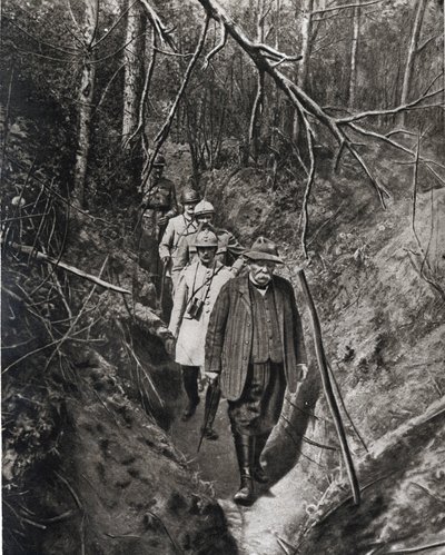 Birinci Dünya Savaşı: "Konsey Başkanı Georges Clemenceau, generalleriyle birlikte cepheye yaptığı sık ziyaretlerden birinde, bir siperden (bağırsak) geçer" "Ayna" 1918 by French Photographer