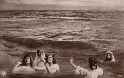Denizde beş giyinik kadın (fotokolaj) by French Photographer