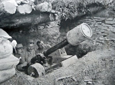 Kara mayınları fırlatmak için kullanılan Fransız 48 silahı, 1915 by French Photographer