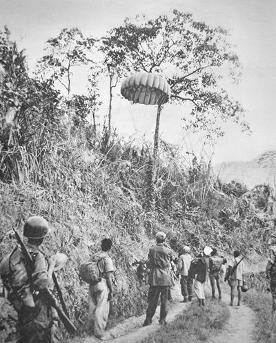 Fransız ve Vietnamlı askerler, Dien Bien Phu kuşatması sırasında, Kasım 1953-Mayıs 1954 (s/b fotoğraf) sırasında kendilerine paraşütle atılan malzemeleri geri alırlar. by French Photographer